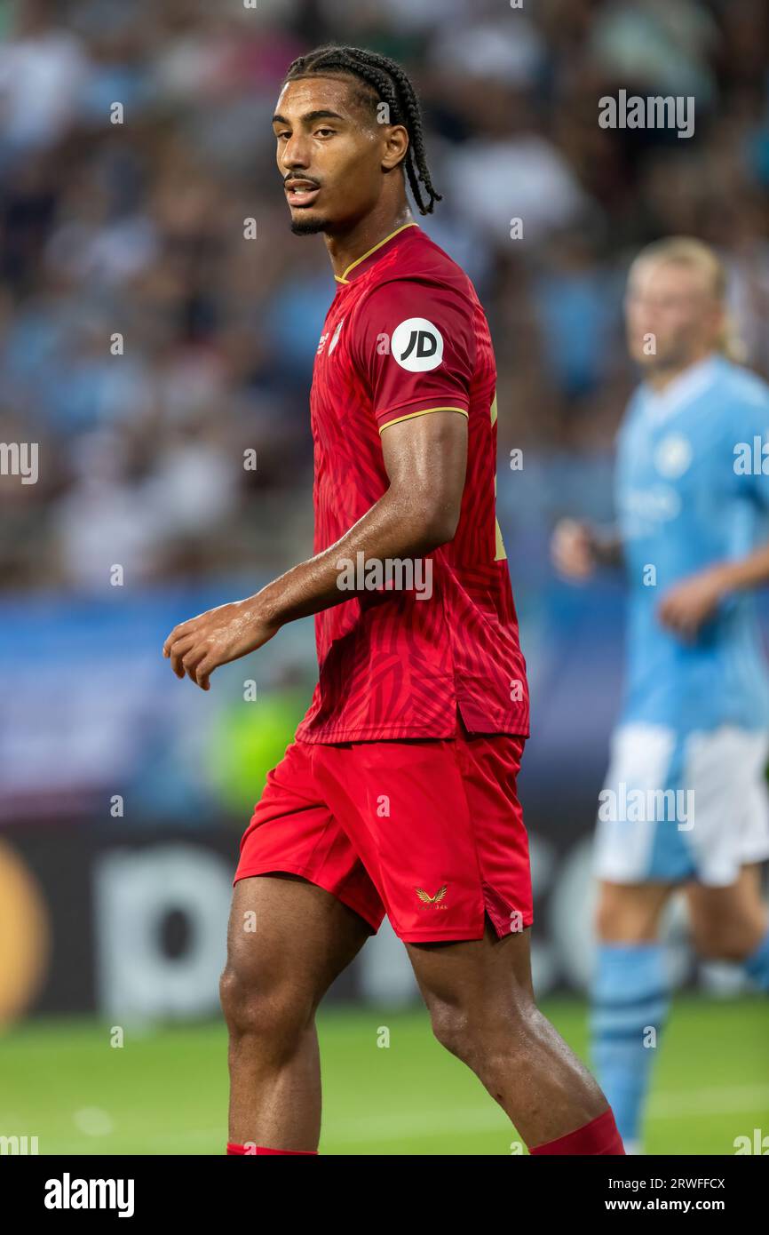 Athen, Griechenland - 16. August 2023: Spieler von Loic Bade in Aktion während des Endspiels des UEFA-Superpokals zwischen Manchester City und Sevilla im Stadio Kar Stockfoto