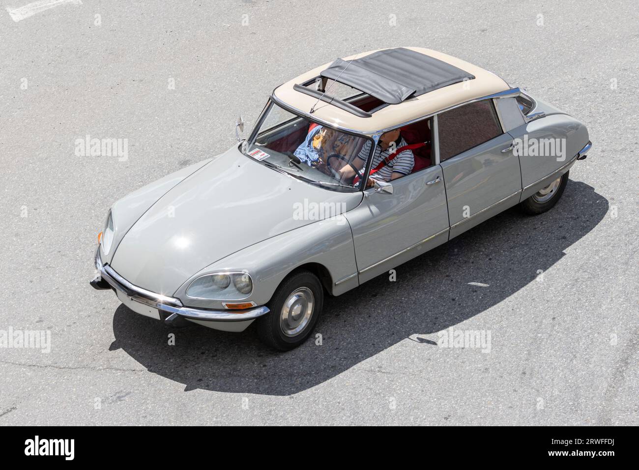 Galicien, Spanien; 27. august 2023: Hochwinkelansicht eines Citroen DS-Oldtimers, der auf einer Straße fährt Stockfoto