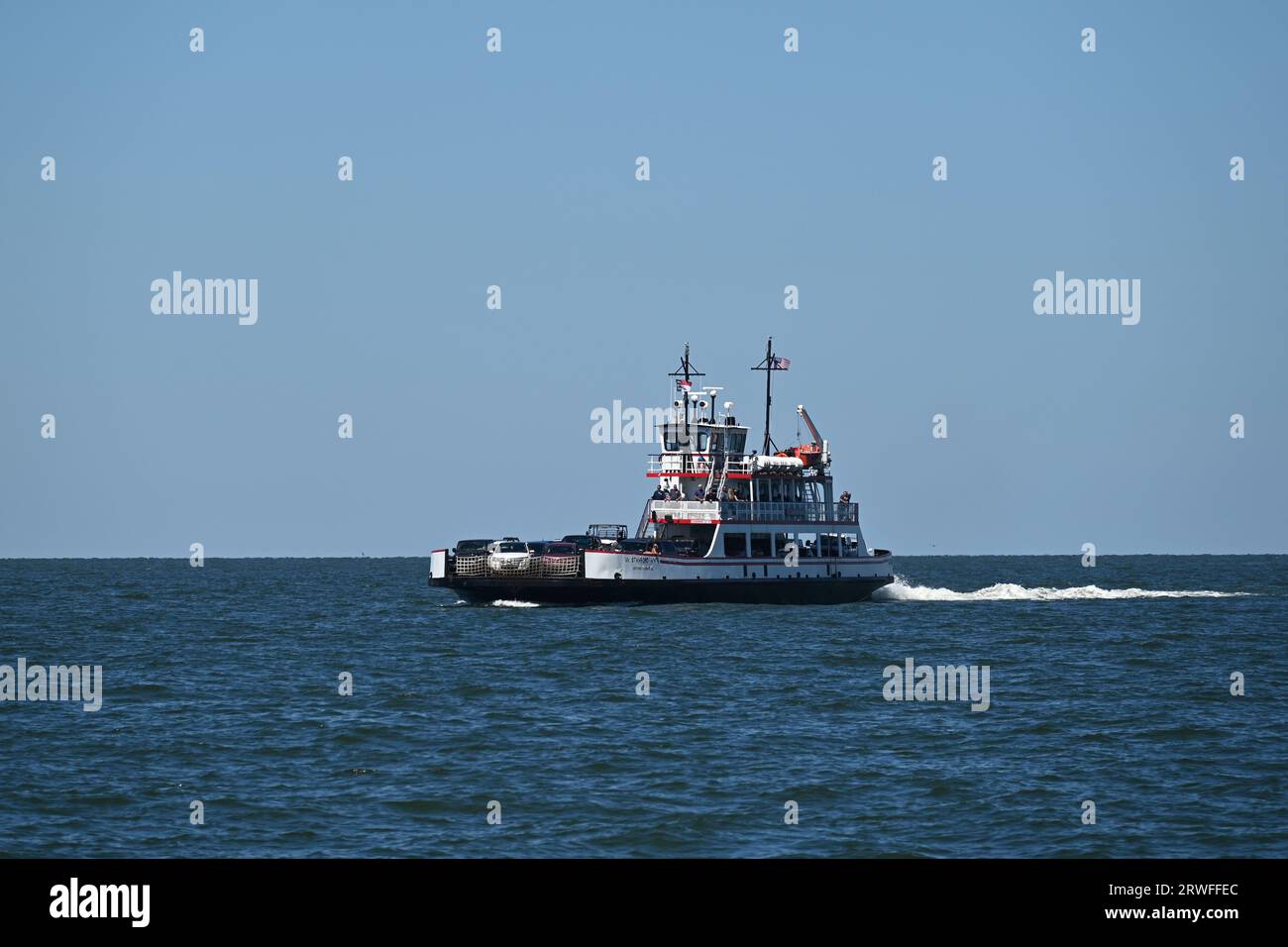 Die Autofähre W Stanford White überquert den Pamlico Sound zwischen Hatteras Island und Ocracoke Island. Stockfoto