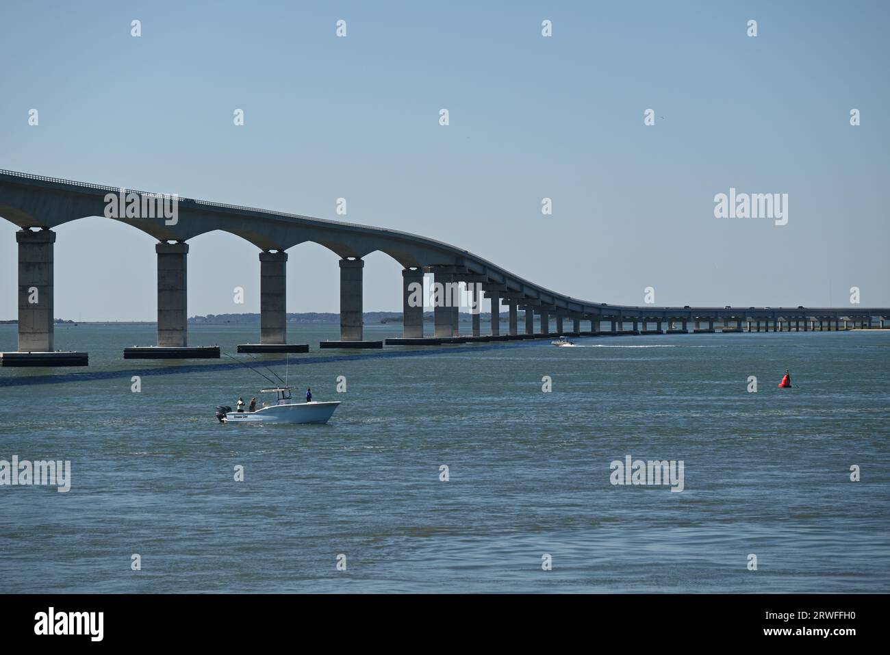 Die 2019 eröffnete 2,8 km lange Marc Basnight Bridge erstreckt sich über den Oregon Inlet, der Bodie und die Hatteras Islands an den äußeren Ufern von North Carolina verbindet. Stockfoto