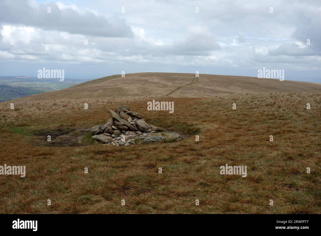 Der Steinhaufen auf dem Gipfel von Wainwright „wether Fell“ und der Pfad zum „Loadpot Hill“ im Lake District National Park, Cumbria, England, Großbritannien Stockfoto