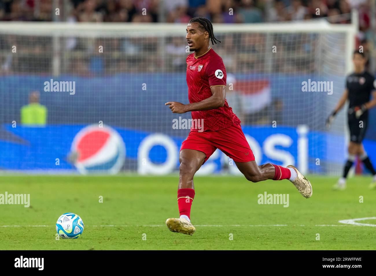 Athen, Griechenland - 16. August 2023: Spieler von Loic Bade in Aktion während des Endspiels des UEFA-Superpokals zwischen Manchester City und Sevilla im Stadio Kar Stockfoto