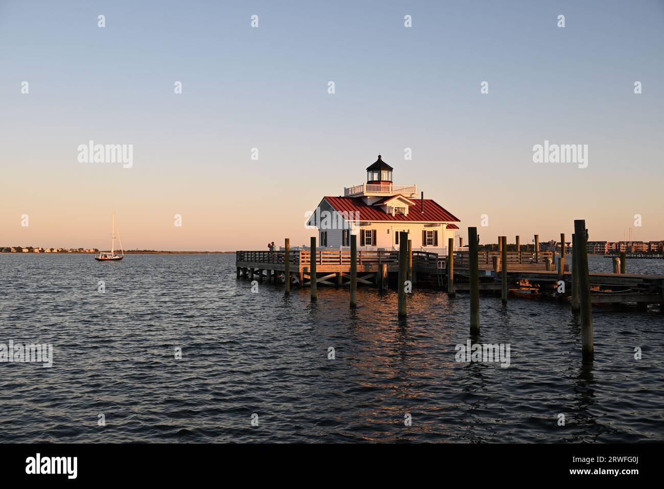 Der Roanoke Marshes Lighthouse in der Shallowbag Bay in der Stadt Manteo am North Carolina Outer Banks. Stockfoto