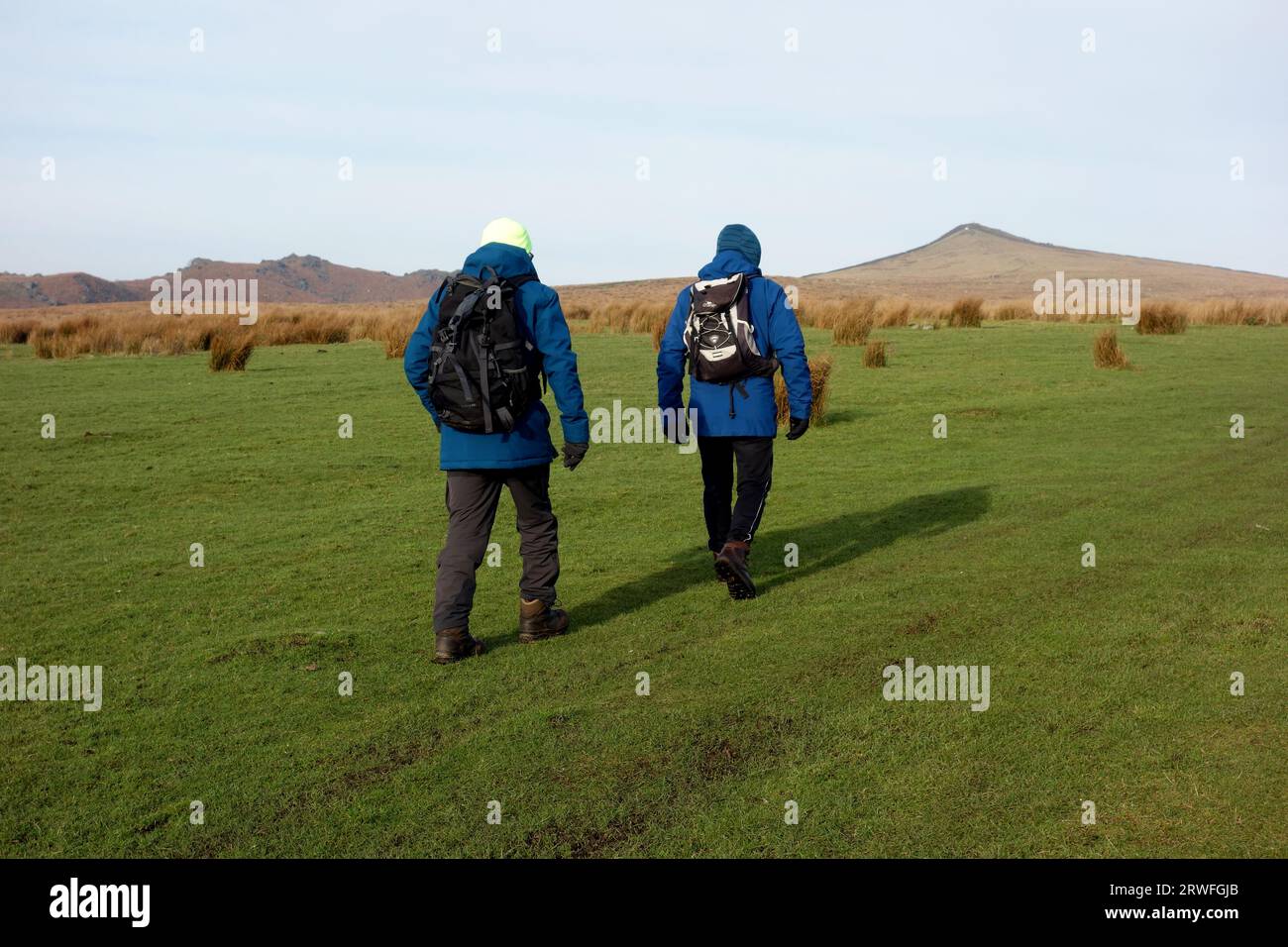 Two Men (ältere Wanderer) Walking on Track to Sharp Haw on Flasby Fell im Yorkshire Dales National Park, England, Großbritannien. Stockfoto