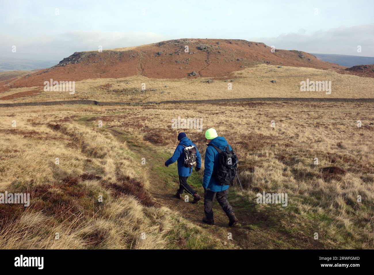 Two Men (ältere Wanderer) Walking on Track to 'Rough Haw' on Flasby Fell im Yorkshire Dales National Park, England, Vereinigtes Königreich. Stockfoto