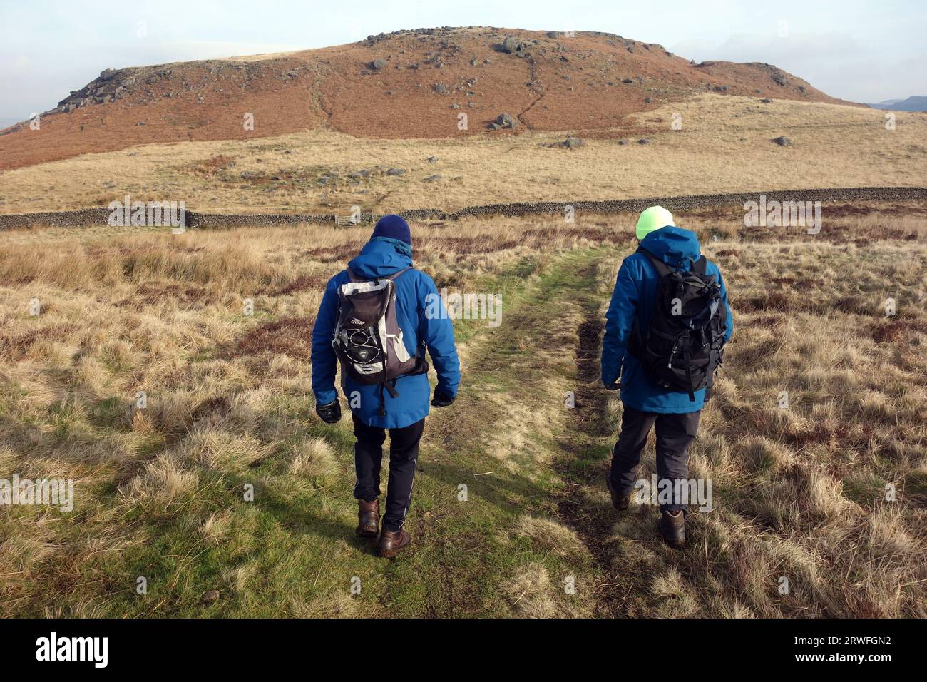 Two Men (ältere Wanderer) Walking on Track to 'Rough Haw' on Flasby Fell im Yorkshire Dales National Park, England, Vereinigtes Königreich. Stockfoto