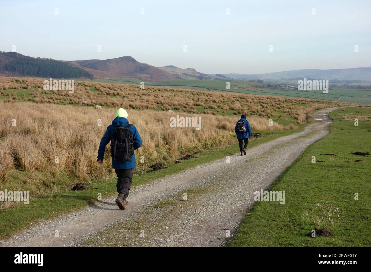 Zwei Männer (ältere Wanderer), die auf dem Dales High Way nach Skipton in Airedale, Yorkshire Dales National Park, England, laufen Stockfoto