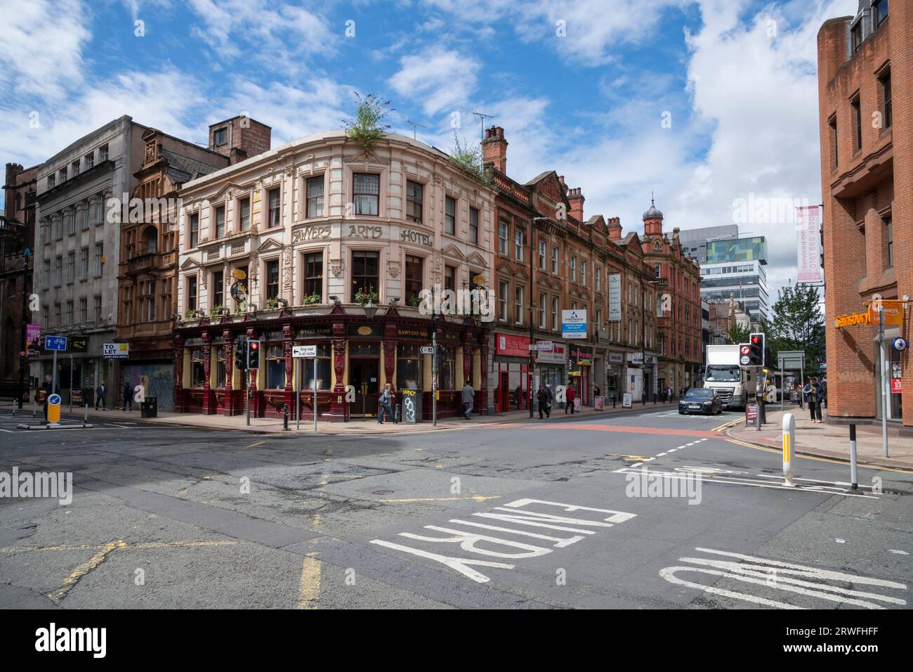 Straßenszene auf Deansgate in der Mitte der Stadt Manchester, Nordwestengland. Stockfoto