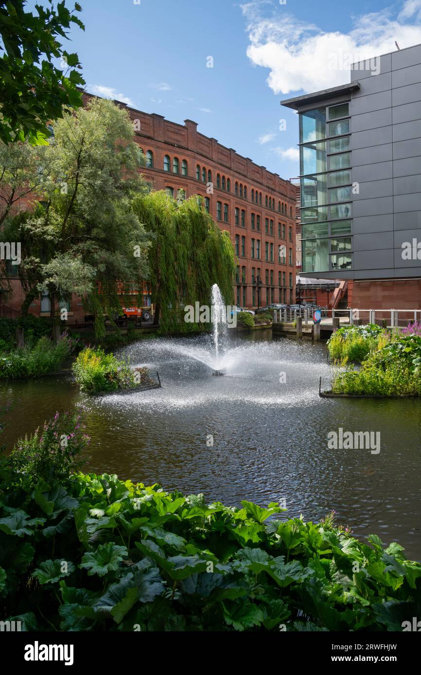 Der Rochdale Canal Lake liegt neben der Bridgewater Hall in der Mitte der Stadt Manchester, England. Stockfoto