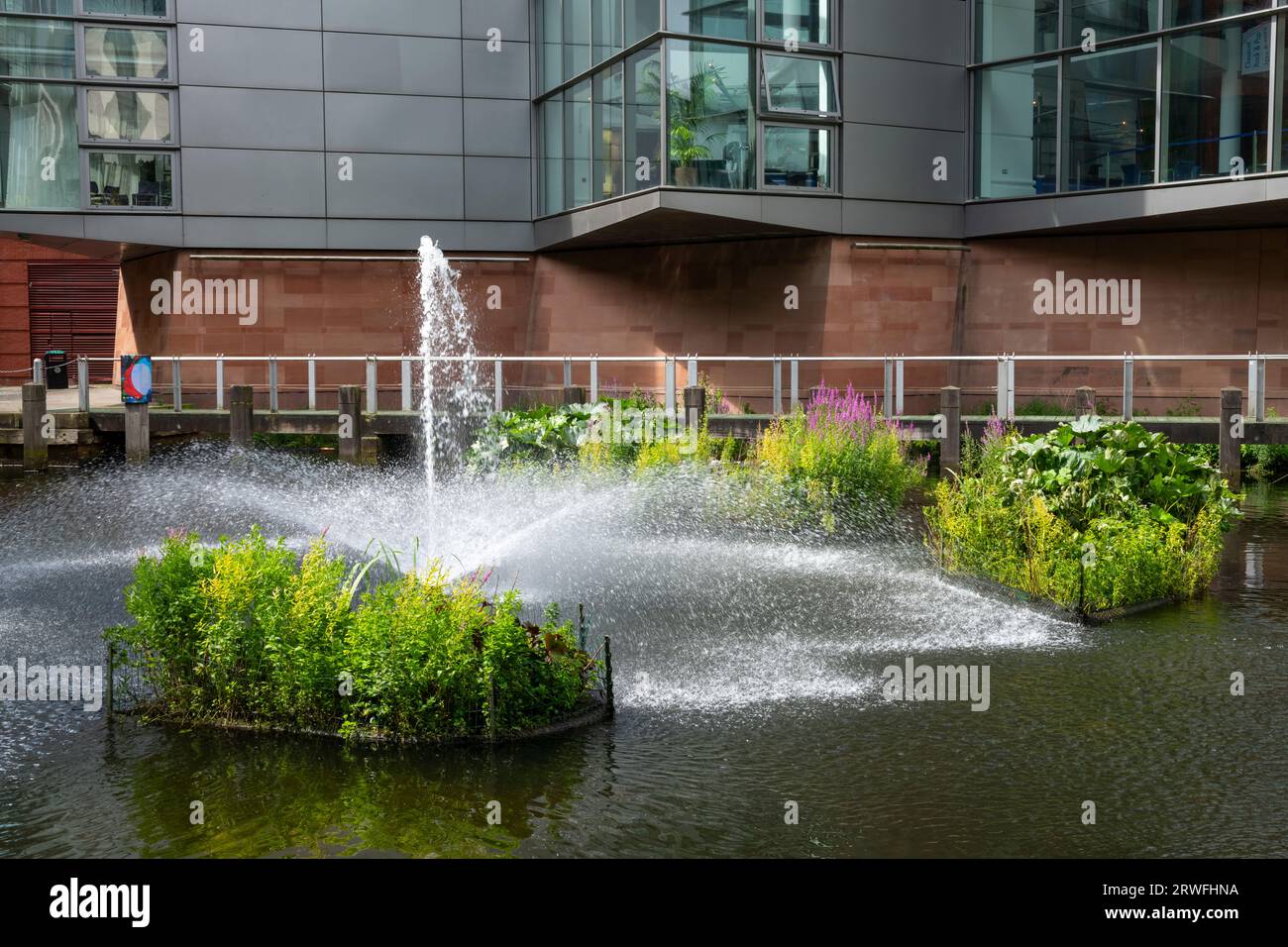 Der Rochdale Canal Lake liegt neben der Bridgewater Hall in der Mitte der Stadt Manchester, England. Stockfoto