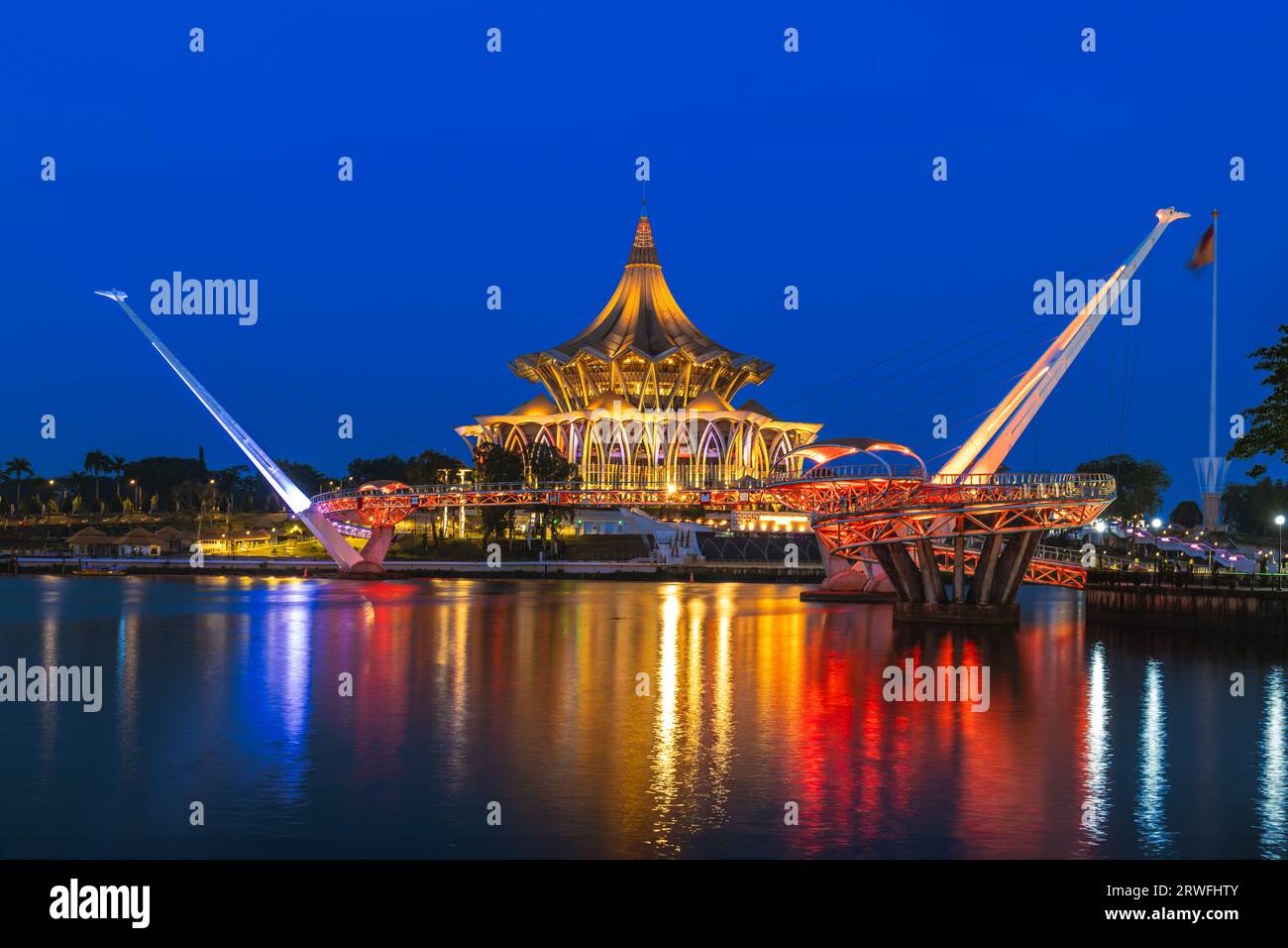 Neues Gebäude der Legislativversammlung des Staates Sarawak in Kuching, Sarawak, Borneo, Malaysia. Übersetzung: Staatliche Gesetzgebende Versammlung Stockfoto