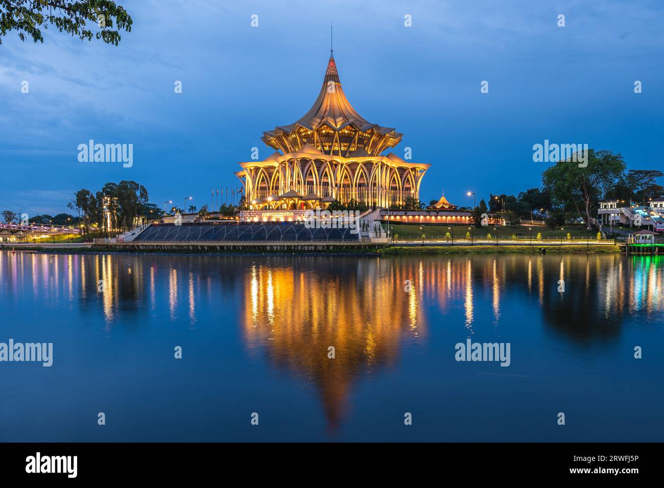 Neues Gebäude der Legislativversammlung des Staates Sarawak in Kuching, Sarawak, Borneo, Malaysia. Übersetzung: Staatliche Gesetzgebende Versammlung Stockfoto