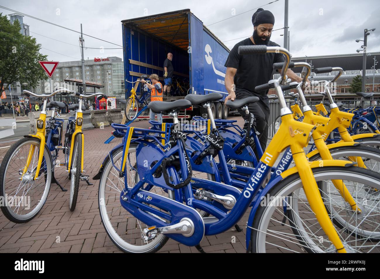 AMSTERDAM - Fahrräder für öffentliche Verkehrsmittel werden am Hauptbahnhof von Amsterdam gewechselt. Fast alle 3.000 Fahrräder des öffentlichen Nahverkehrs in den Amsterdamer Bahnhofshütten werden über ein neues elektronisches Schloss verfügen, das mit einer Chipkarte des öffentlichen Nahverkehrs geöffnet wird. ANP EVERT ELZINGA niederlande aus - belgien aus Stockfoto