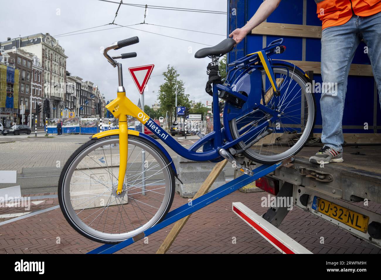 AMSTERDAM - Fahrräder für öffentliche Verkehrsmittel werden am Hauptbahnhof von Amsterdam gewechselt. Fast alle 3.000 Fahrräder des öffentlichen Nahverkehrs in den Amsterdamer Bahnhofshütten werden über ein neues elektronisches Schloss verfügen, das mit einer Chipkarte des öffentlichen Nahverkehrs geöffnet wird. ANP EVERT ELZINGA niederlande aus - belgien aus Stockfoto
