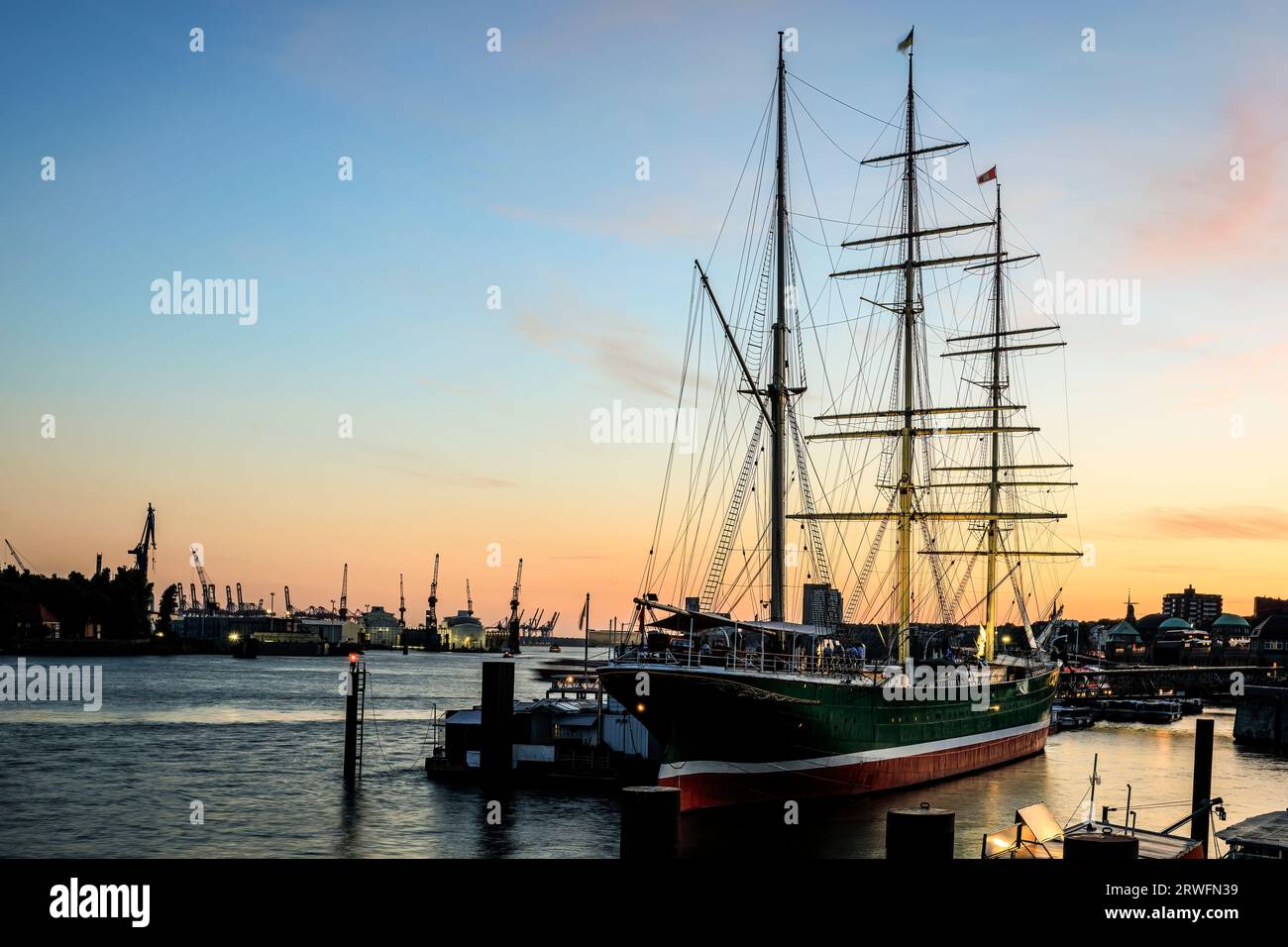 Hafen von Hamburg dramatischer Blick auf den Sonnenuntergang und ein altes Schiff, das in ein schwimmendes Restaurant verwandelt wurde. Foto aufgenommen am 9. Juni 2023 in der Freien und Hansestadt Stockfoto