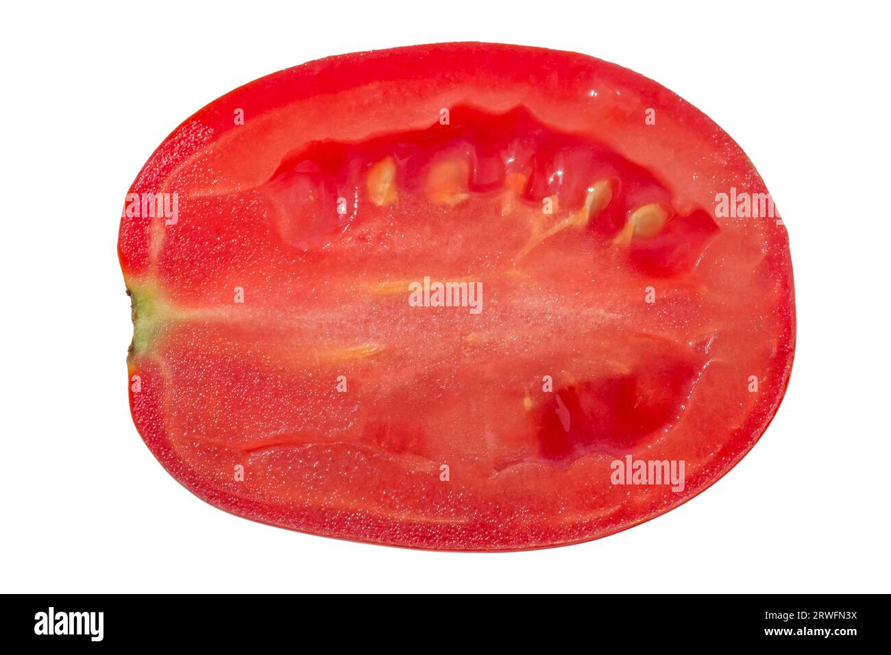 Nahaufnahme der Hälfte der roten Reifen Tomate, isoliert auf weißem Hintergrund Stockfoto