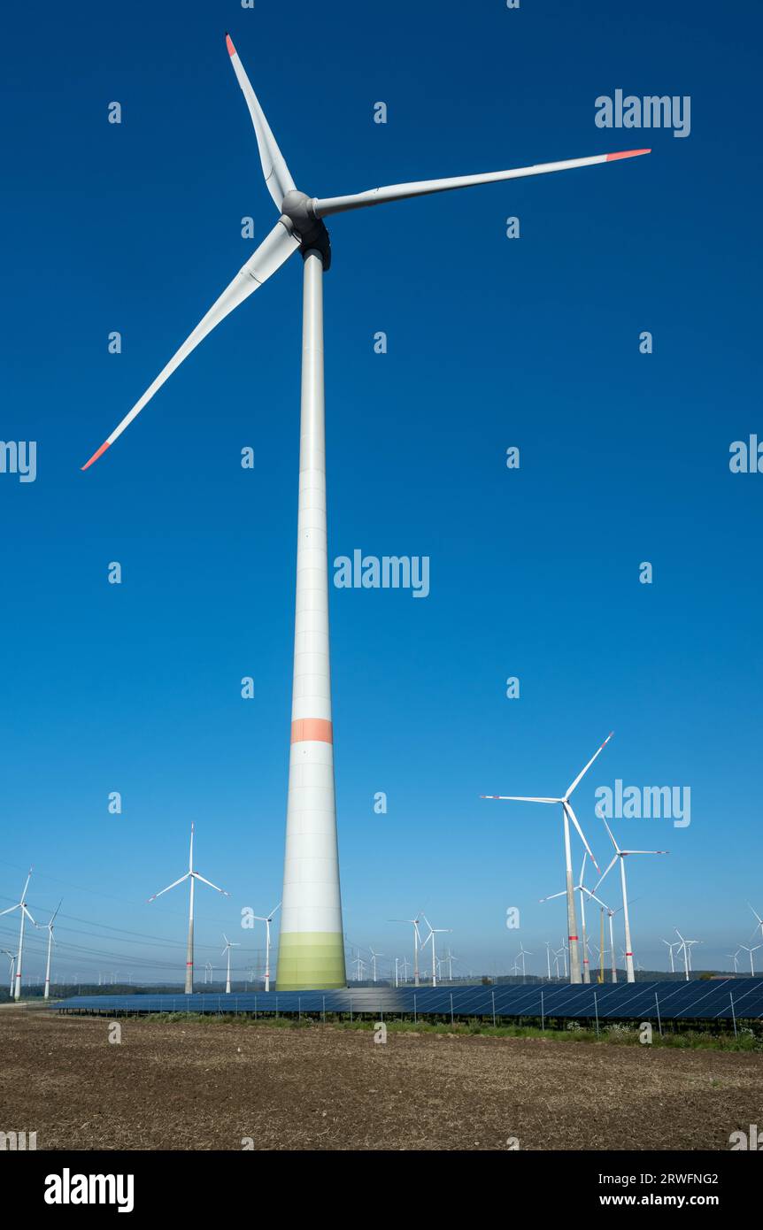 Großer Windpark auf landwirtschaftlicher Fläche in Paderborn, Nordrhein-Westfalen, Deutschland, Europa Stockfoto