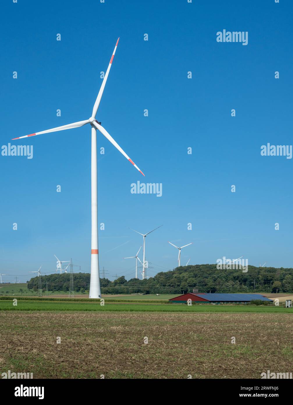 Großer Windpark auf landwirtschaftlicher Fläche in Paderborn, Nordrhein-Westfalen, Deutschland, Europa Stockfoto