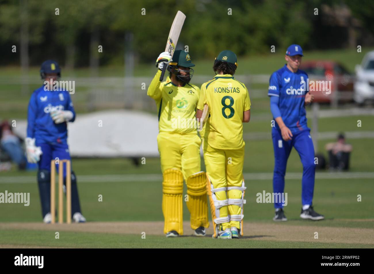 Beckenham, England. 28. August 2023. Harjas Singh aus Australien U19 erreicht 50 gegen England U19 in einem Youth One Day International in Beckenham Stockfoto