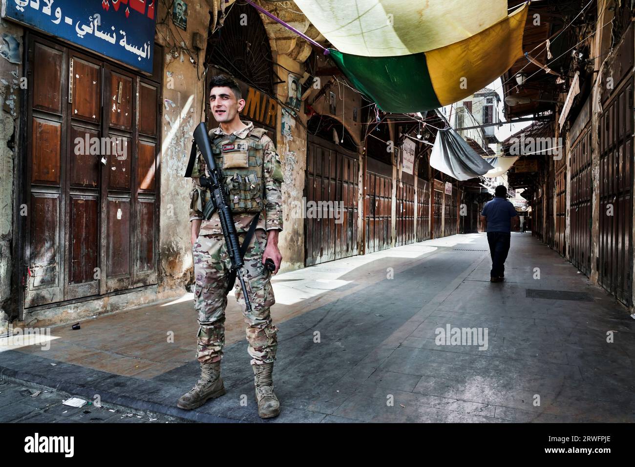 Armeesoldat bewacht den wegen eines Feiertags geschlossenen Souk in der Altstadt von Tripoli, Libanon. Die Fähnchen sind Wahlkampfwerbung einer Partei Stockfoto