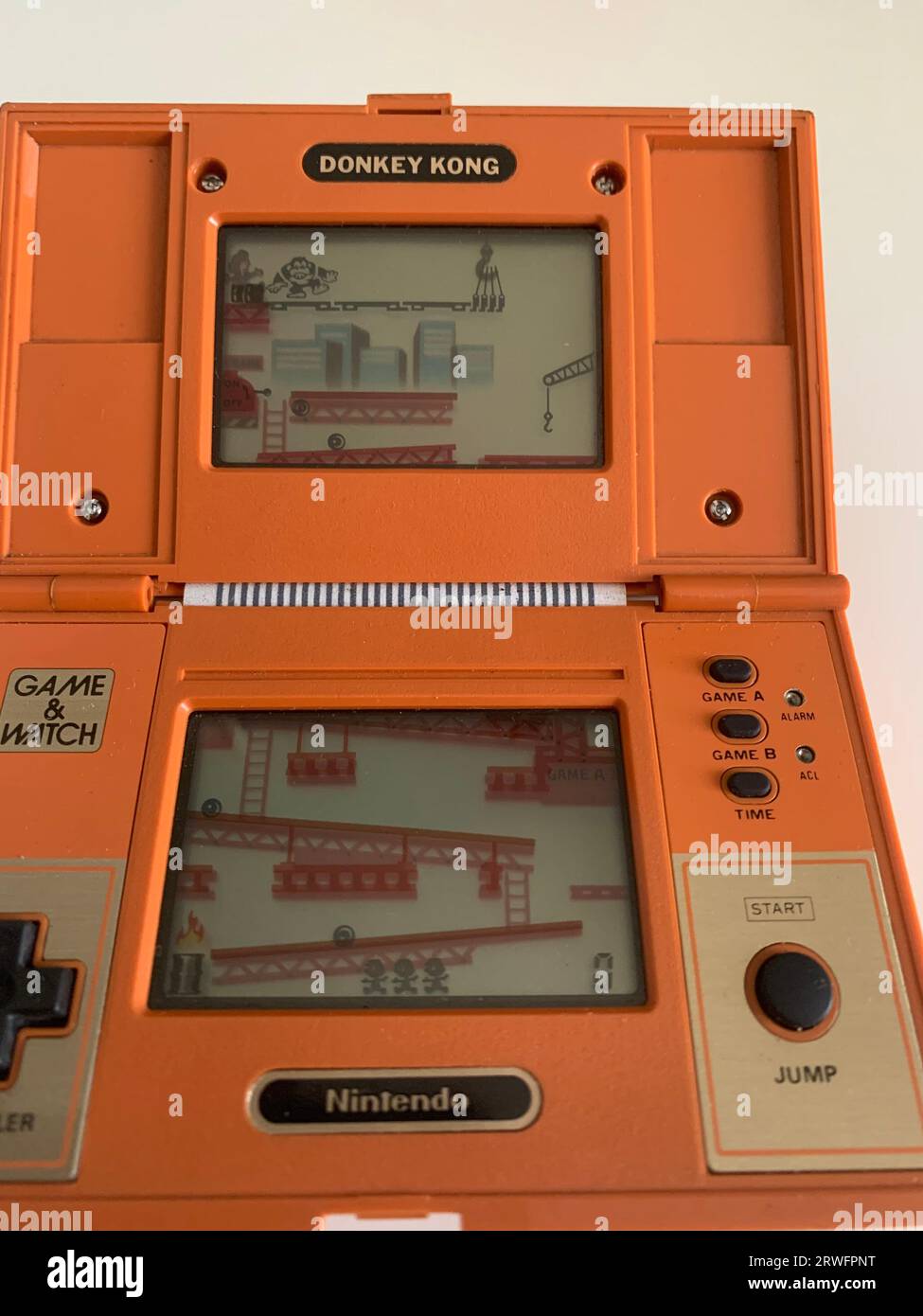 Nintendo Donkey Kong Game and Wtach – ein beliebtes elektronisches Handheld-Spiel der 1980er Jahre Stockfoto