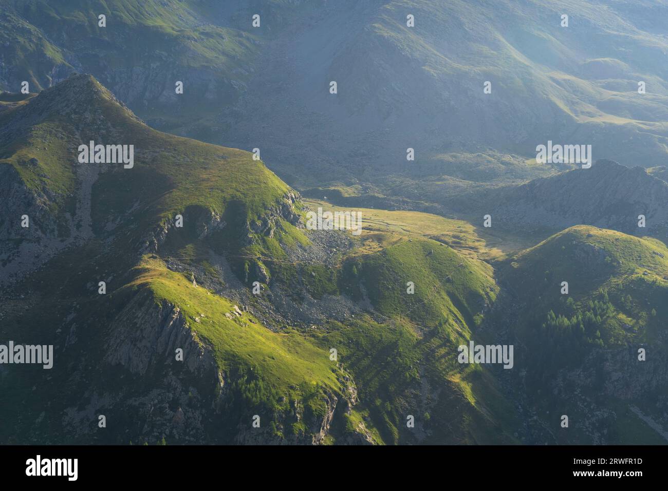 Sommer Berge Landschaft Blick auf Pian Ciamarella bei Sonnenaufgang, sanftes Licht, grüne Wiesen. Lanzo Valley, Graian Alps Stockfoto