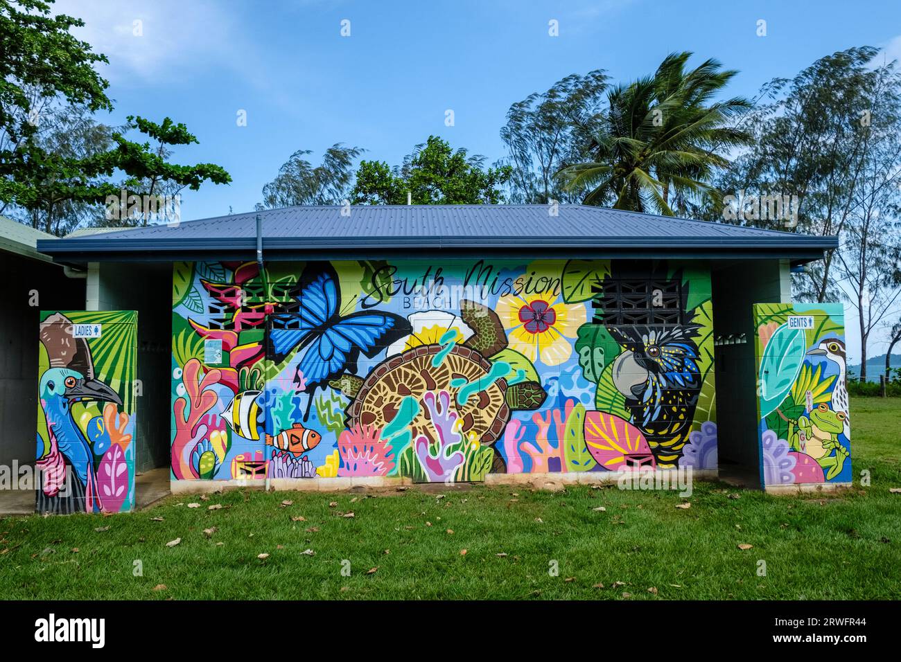 Ein schönes Wandbild auf öffentlichen Toiletten in South Mission Beach, Queensland, Australien Stockfoto