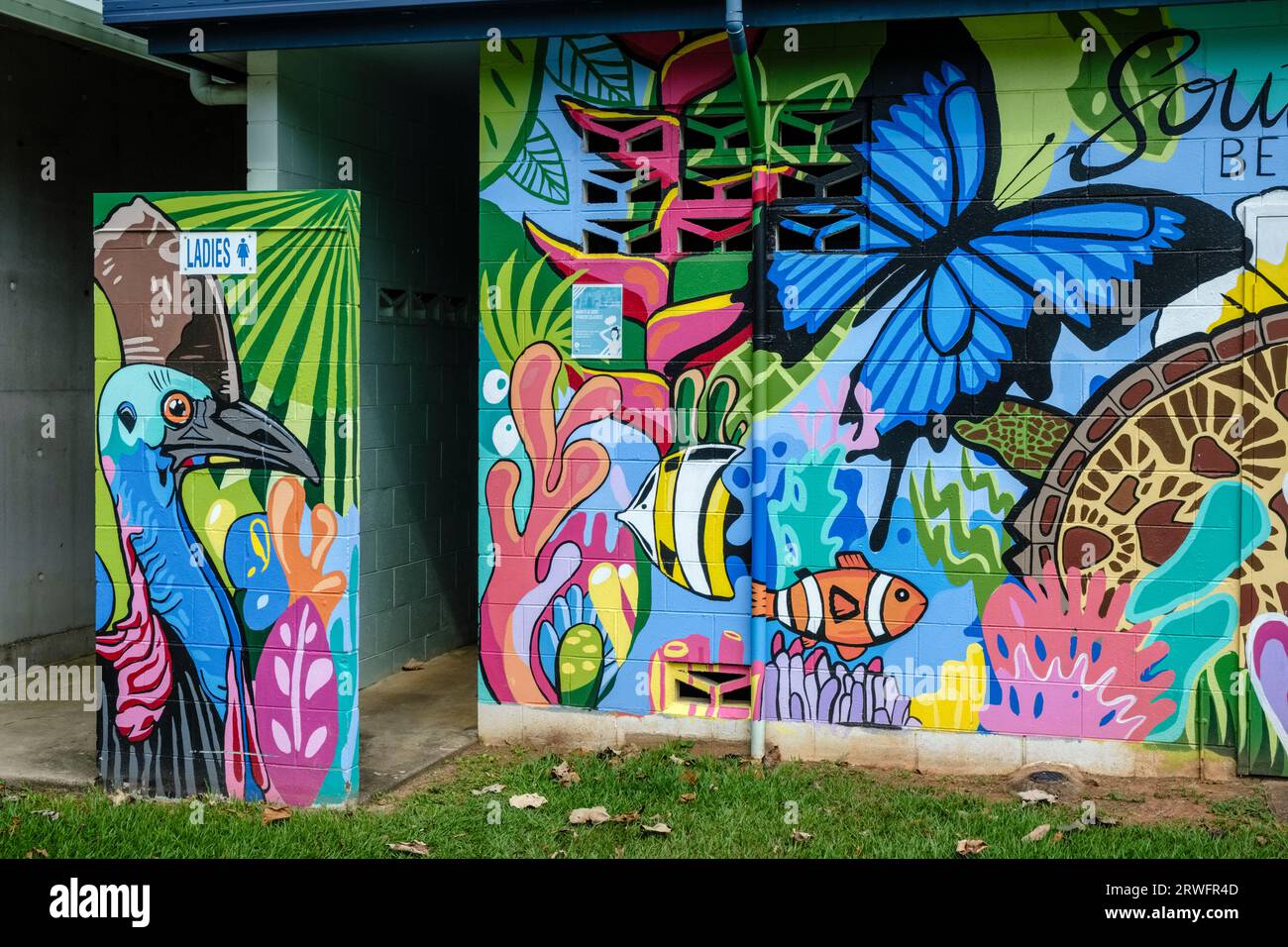 Ein schönes Wandbild auf öffentlichen Toiletten in South Mission Beach, Queensland, Australien Stockfoto