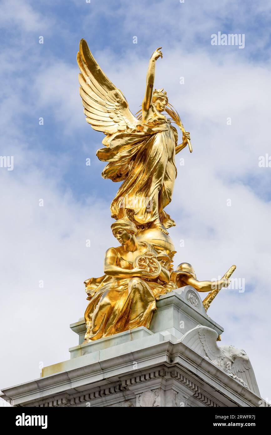 Detail des Victoria Memorial Monument, das Königin Victoria gewidmet ist, am Ende der Mall, London UK Stockfoto