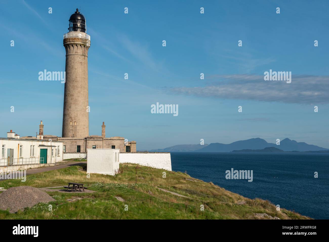 Ardnamurchan Lighthouse mit herrlichem Blick auf die Small Isles und Inner Hebrides, Ardnamurchan Peninsula, Schottland, Großbritannien Stockfoto