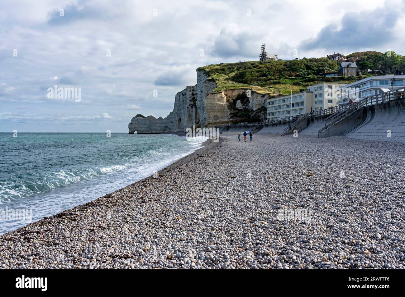 Der Kieselstrand in Etretat in der Normandie/Frankreich Stockfoto