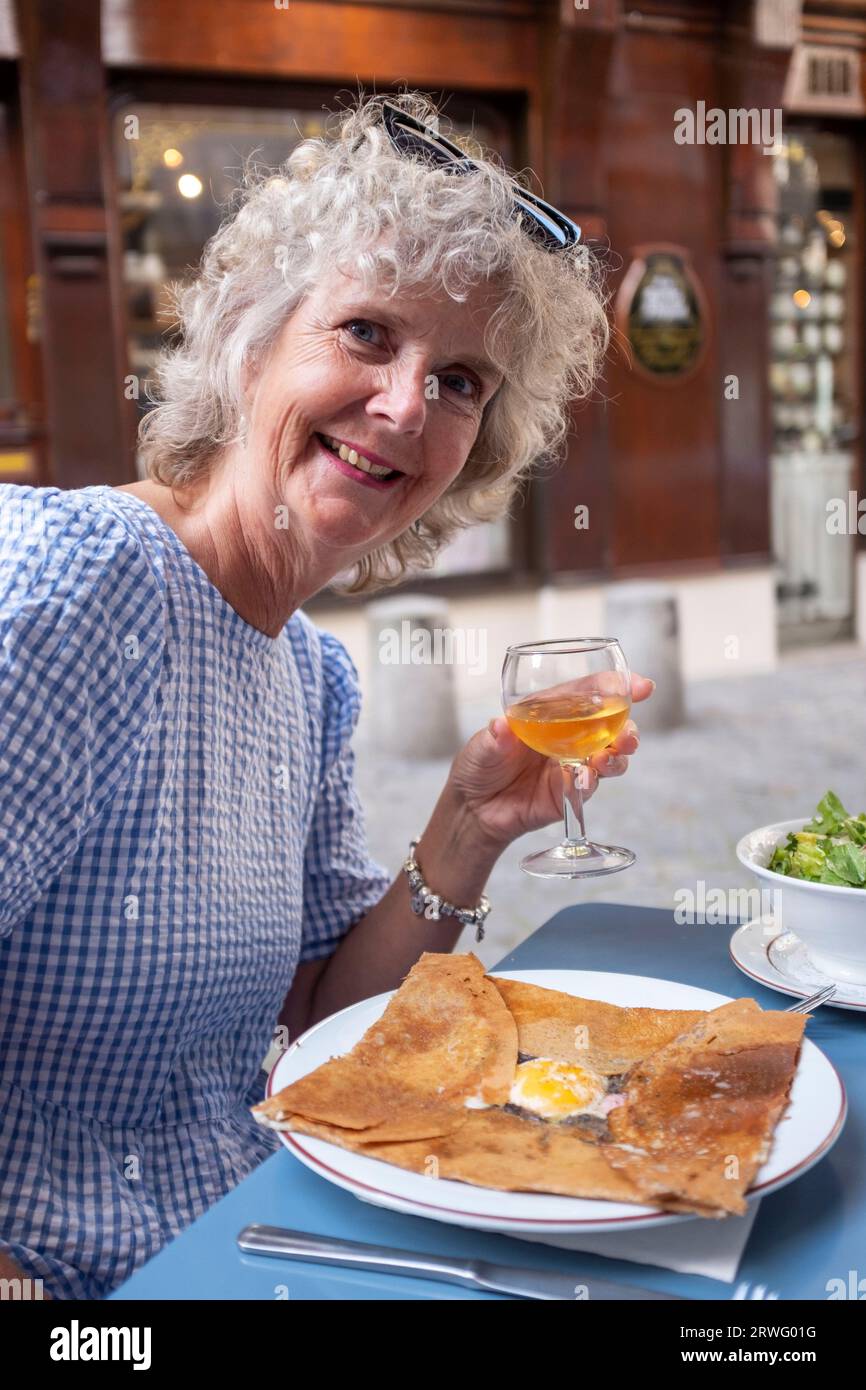 Rouen Normandy France – Eine typische Galette der Normandie, die in einem der vielen Straßenrestaurants serviert wird Stockfoto