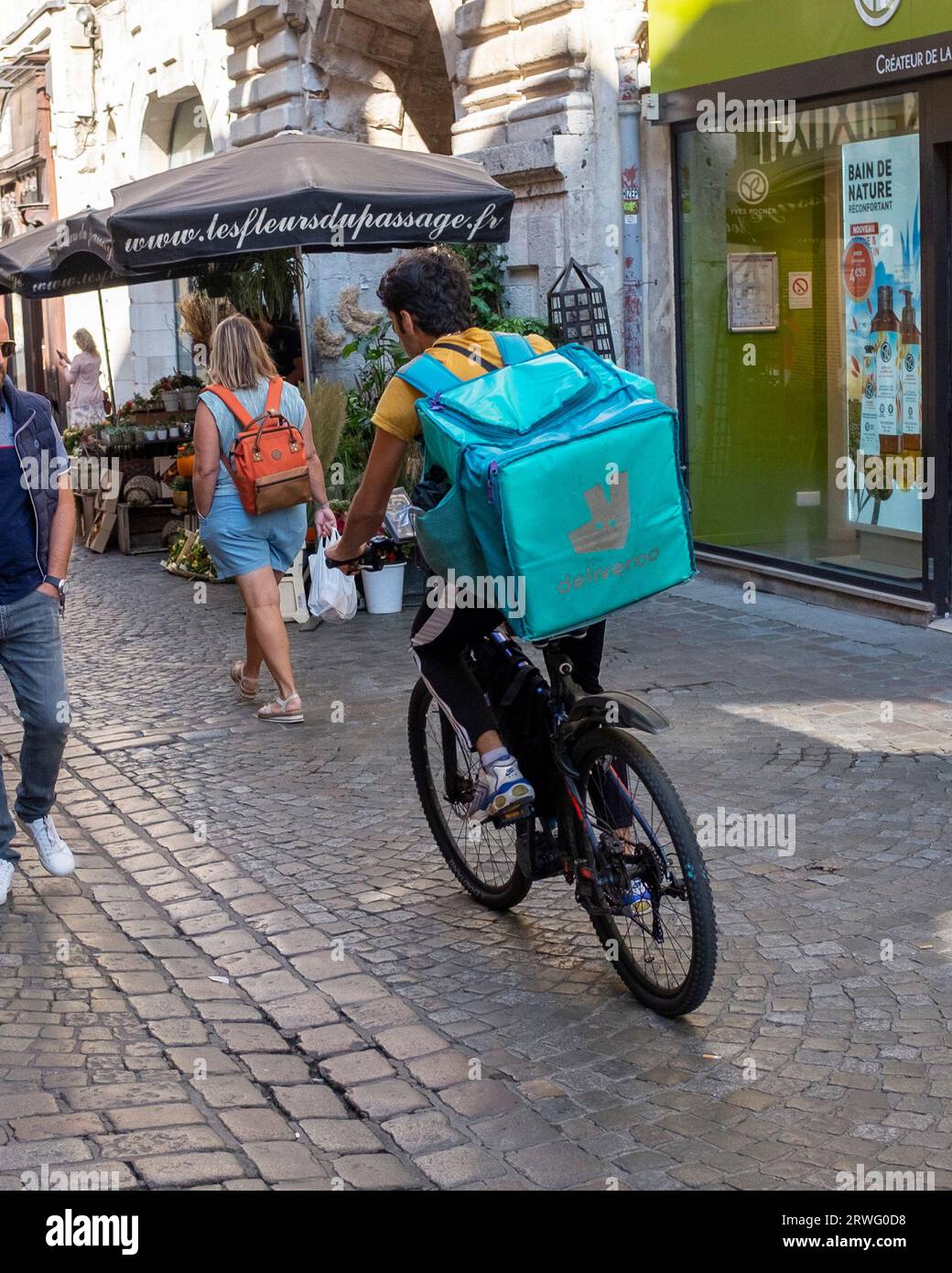 Rouen Normandie Frankreich - Deliveroo-Radfahrer auf den Straßen Rouen ist die Hauptstadt der nordfranzösischen Region Normandie und eine Hafenstadt an der seine. Wichtig im römischen Zeitalter und Mittelalter, Stockfoto