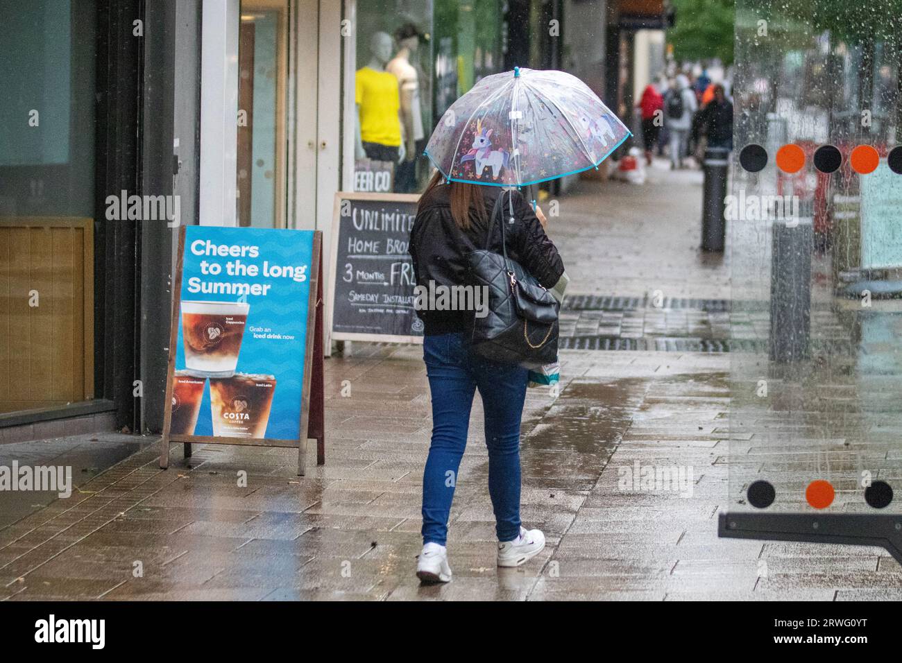 Preston, Lancashire. Wetter in Großbritannien, 19. September 2023. Shops, Shopper shoppen an einem böigen, windigen Tag mit schweren Duschen in Preston. Es ist windig, mit Stürmen im Westen. Es wird heute Nachmittag mit heftigen und anhaltenden Regenfällen gerechnet. Gutschrift. MediaWorldImages/AlamyLiveNews Stockfoto