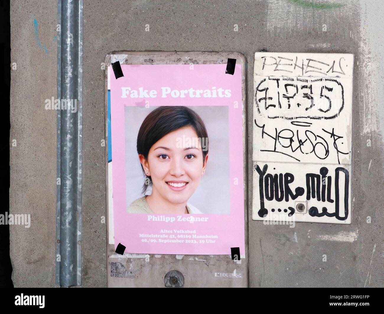 Künstlerplakate während der Rencontres d'Arles 2023. Viele unabhängige Künstler demonstrieren ihre Präsenz auf den Straßen während des Festivals. Stockfoto