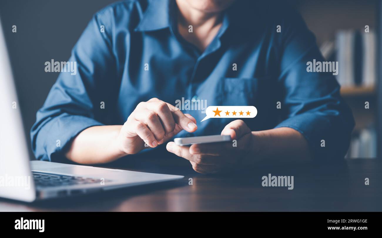 Schreiben von Bewertungen von Kunden, die die Produkte und Dienstleistungen des Stores nutzen, um ihre Zufriedenheit zum Ausdruck zu bringen und die Glaubwürdigkeit des Stores zu erhöhen. Stockfoto