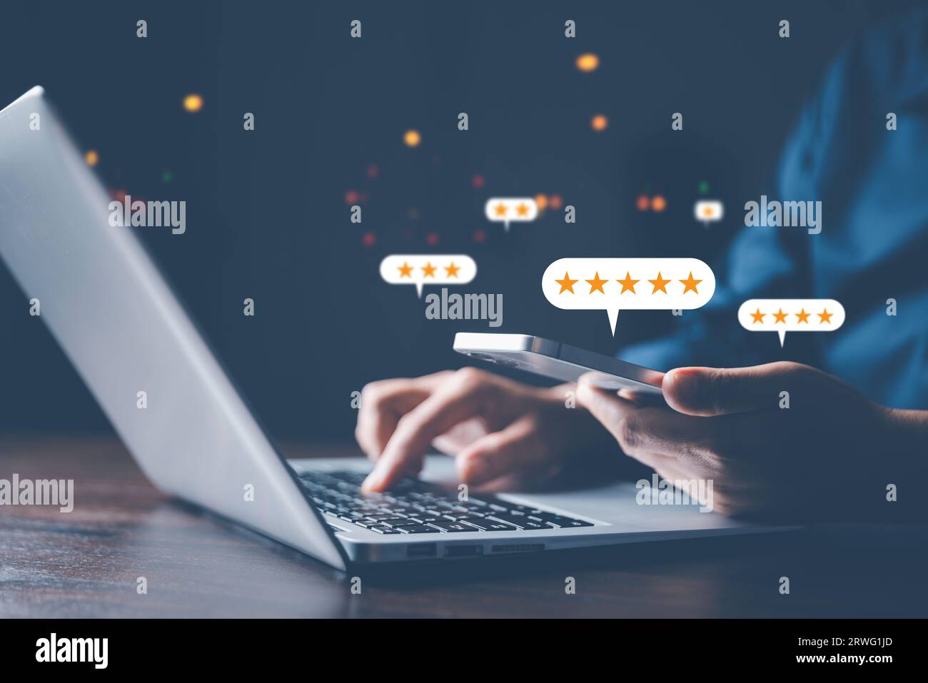 Schreiben von Bewertungen von Kunden, die die Produkte und Dienstleistungen des Stores nutzen, um ihre Zufriedenheit zum Ausdruck zu bringen und die Glaubwürdigkeit des Stores zu erhöhen. Stockfoto