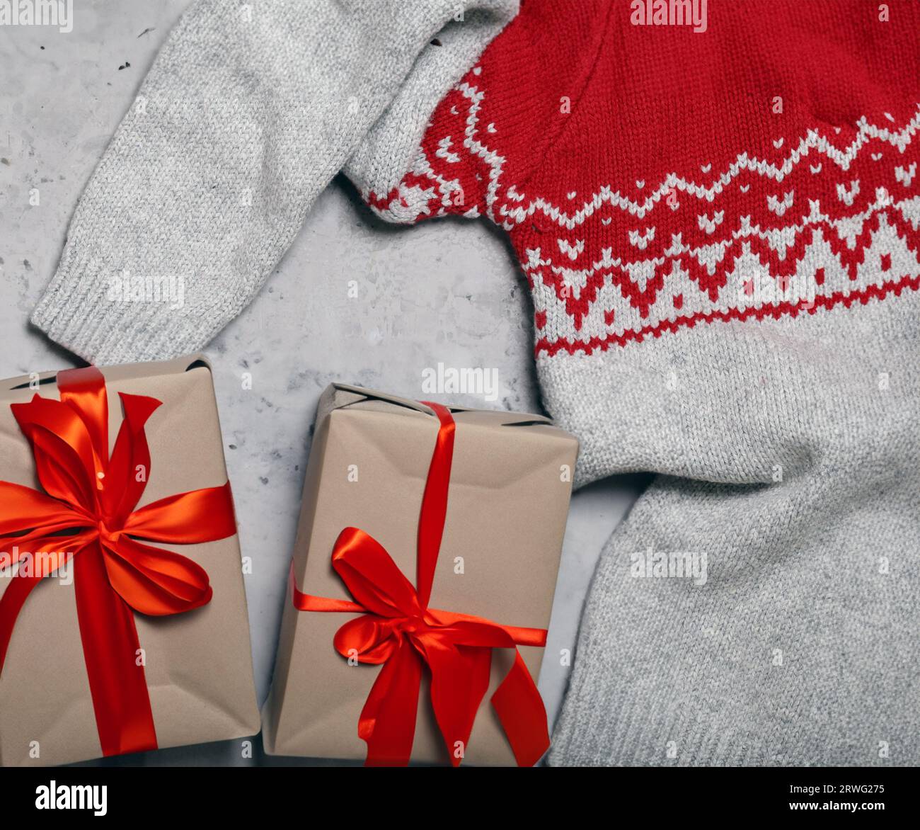weihnachtskonzept mit Geschenken und traditionellem Pullover Stockfoto