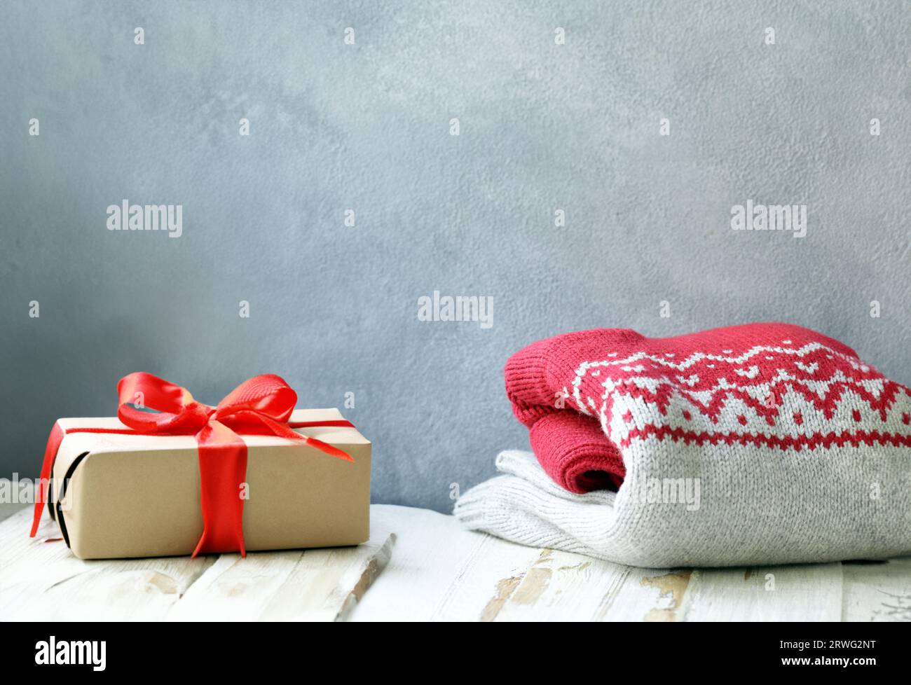 weihnachtskonzept mit Geschenken und traditionellem Pullover Stockfoto