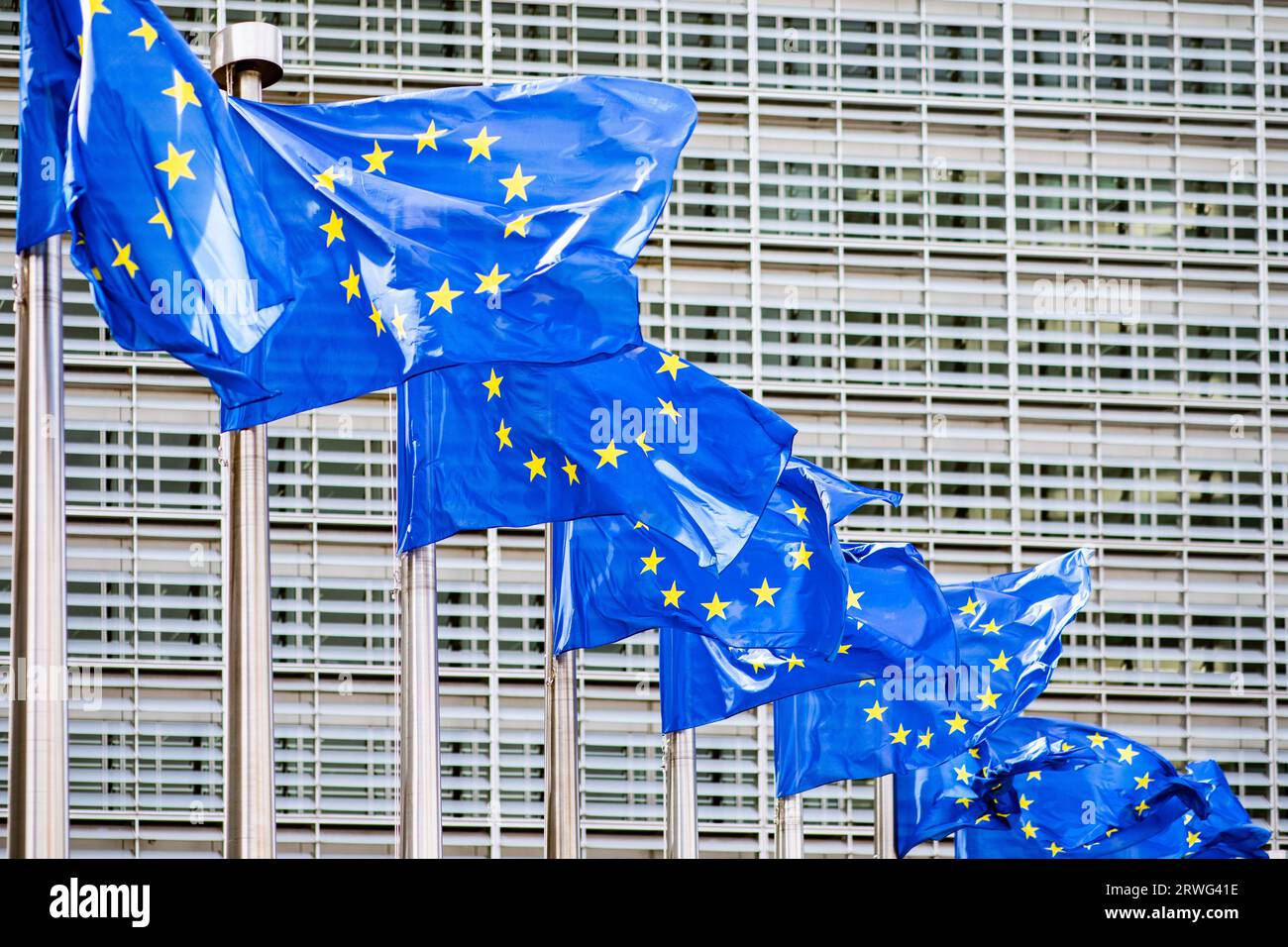 EINGEREICHT - 26. Mai 2019, Belgien, Brüssel: Zahlreiche europäische Flaggen flattern im Wind vor dem Berlaymont-Gebäude, dem Sitz der Europäischen Kommission. Deutschland und Frankreich fördern gemeinsam EU-Reformen, die die Grundlage für die Aufnahme von Kandidatenländern wie der Ukraine bilden würden. Regierungsvertreter haben auf einer Ministertagung am Dienstag in Brüssel Vorschläge eines unabhängigen Expertenteams vorgelegt. Foto: Marcel Kusch/dpa Stockfoto