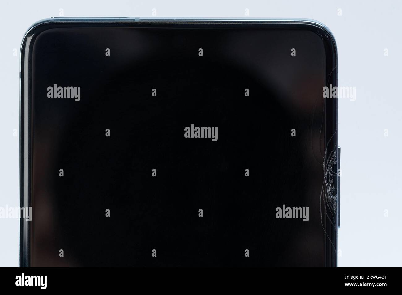 Rissiges Glas auf Smartphone-Bildschirm Makro Nahansicht isoliert Stockfoto