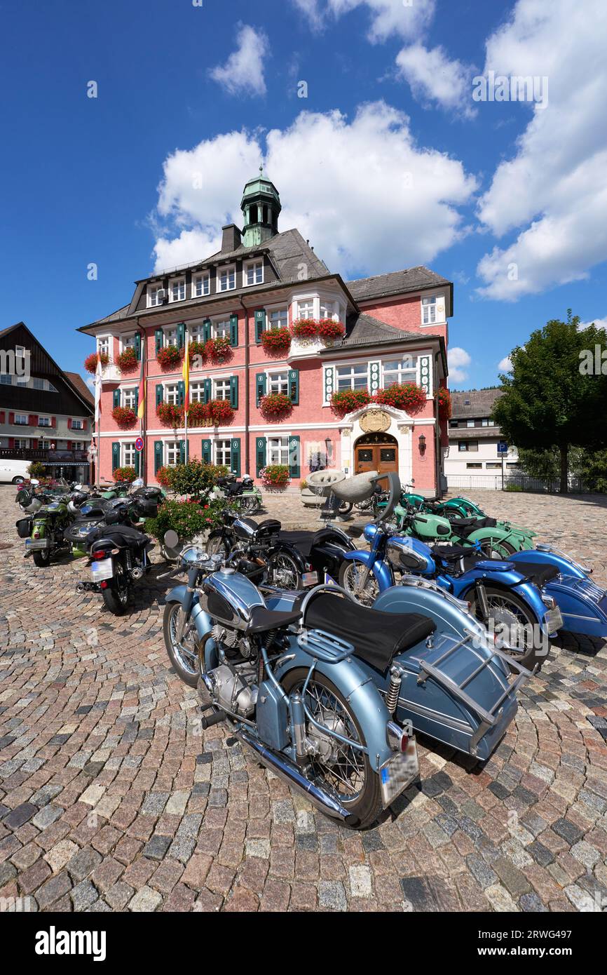 Treffen traditioneller Motorräder mit Beiwagen vor dem malerischen Rathaus von Lenzkirch, Schwarzwald, Deutschland Stockfoto