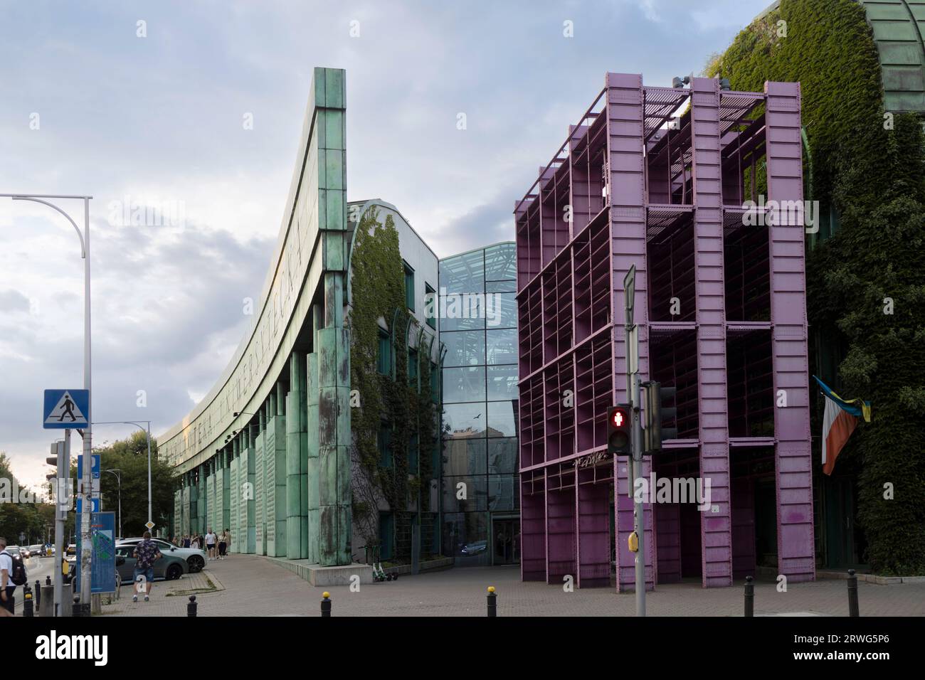 Warschau, Polen - 25. März 2023: Moderner Bibliothekskomplex der Warschauer Universität, Biblioteka Uniwersytetu Warszawskiego in der Dobra-Straße in Powisle im Stadtzentrum von Warschau Stockfoto