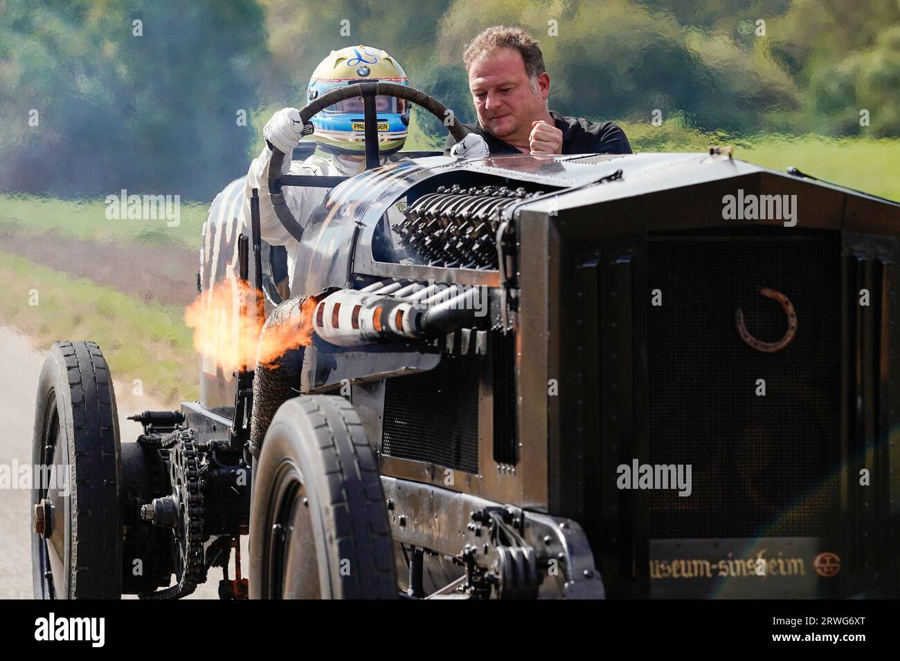 Sinsheim, Deutschland. September 2023. Der ehemalige Rennfahrer Leopold Fürst von Bayern (l) fährt im Brutus-Rennwagen mit einem Assistenten im Technikmuseum Sinsheim. Der Rennwagen im Stil des frühen 20. Jahrhunderts wird mit rein synthetischen Kraftstoffen gefahren. Die Aktion ist ein Weltrekordversuch. Quelle: Uwe Anspach/dpa/Alamy Live News Stockfoto