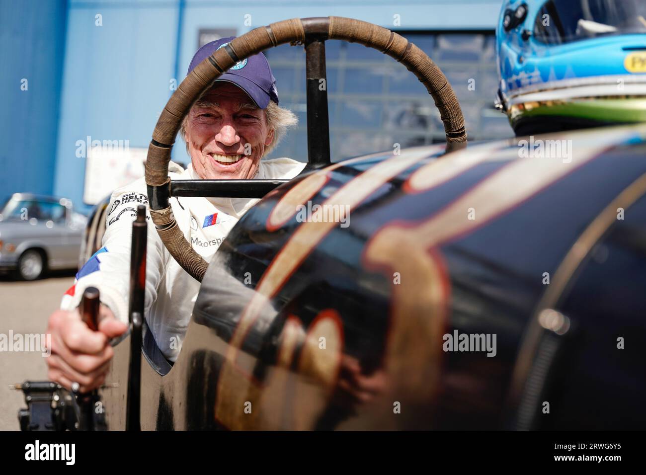 Sinsheim, Deutschland. September 2023. Der ehemalige Rennfahrer Leopold Fürst von Bayern sitzt im „Brutus“-Rennwagen des Technikmuseums Sinsheim. Der Rennwagen im Stil des frühen 20. Jahrhunderts wird mit rein synthetischen Kraftstoffen gefahren. Die Aktion ist ein Weltrekordversuch. Quelle: Uwe Anspach/dpa/Alamy Live News Stockfoto