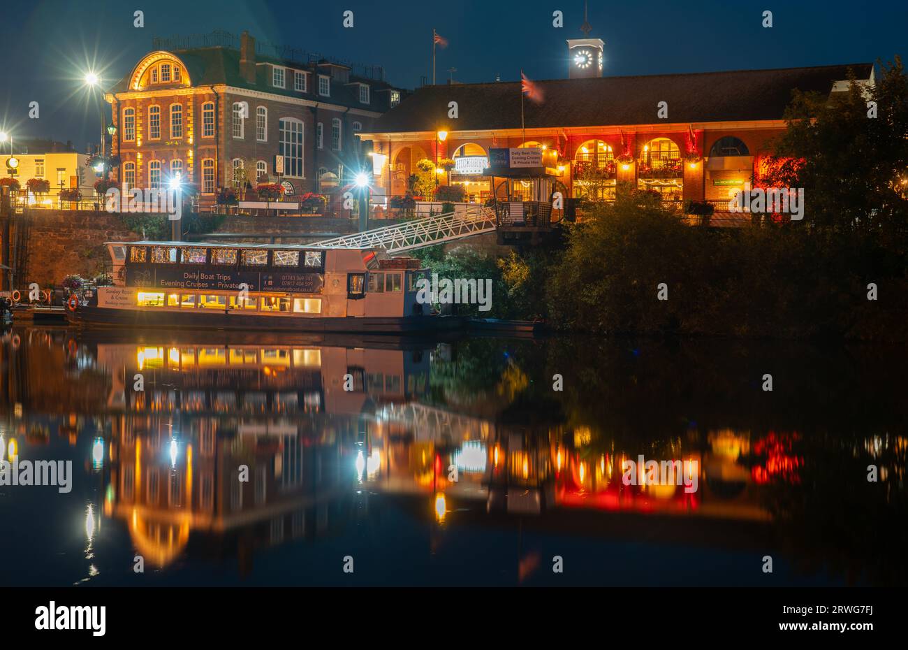 Hickorys Restaurant und Sabrina Pleasure Boat on the River Severn in Shrewsbury, Shropshire, England. Bild aufgenommen im September 2023. Stockfoto