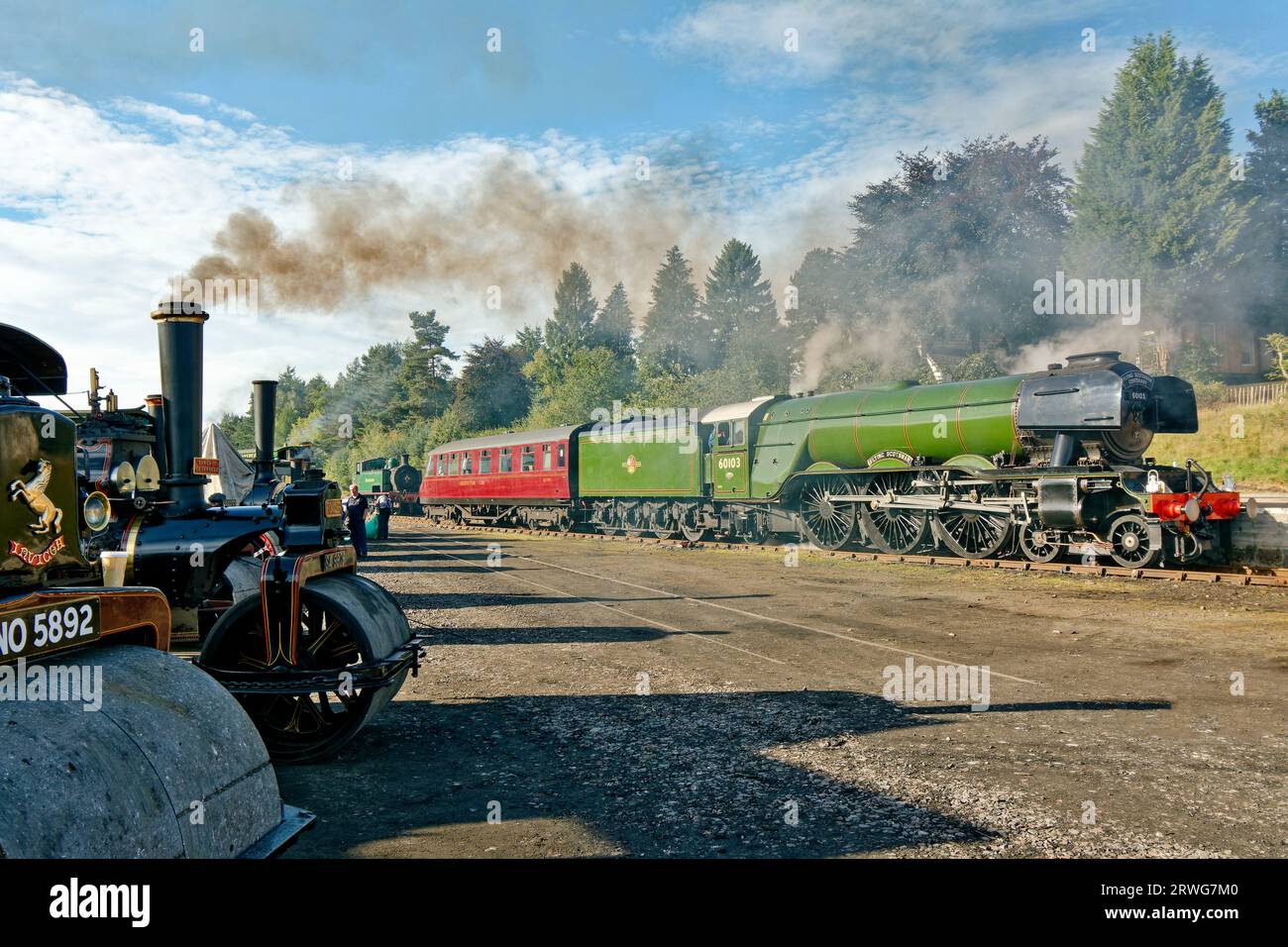 Fliegende Scotsman-Dampfeisenbahn auf dem Boot von Garten Scotland und Kaminrauch von allen Zugmaschinen Stockfoto