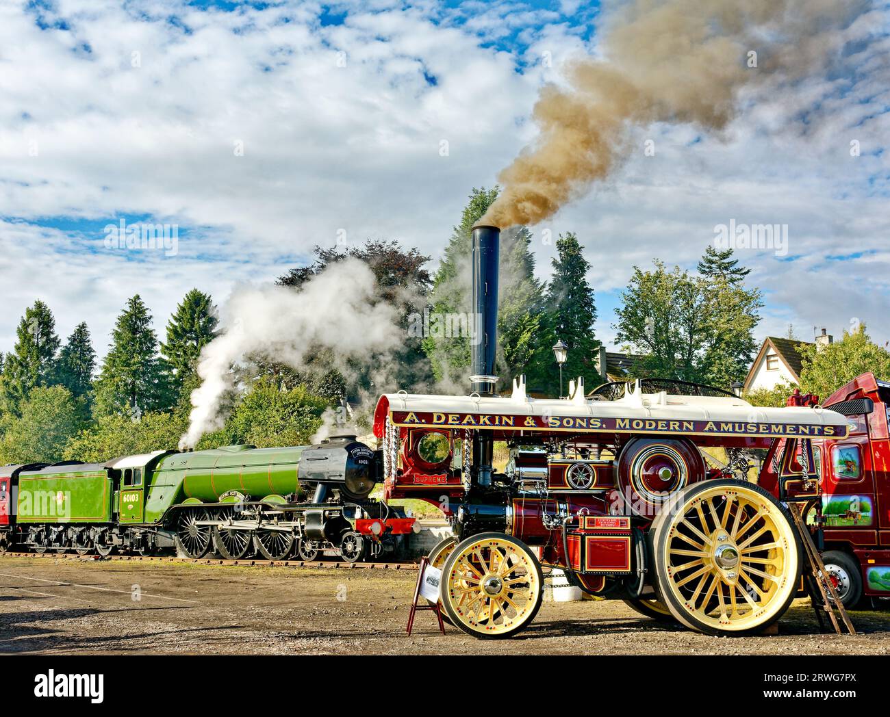 Fliegende Scotsman-Dampfeisenbahn am Boot von Garten Scotland Dampf aus dem Zug dichter Rauch von der Traktionsmaschine Stockfoto