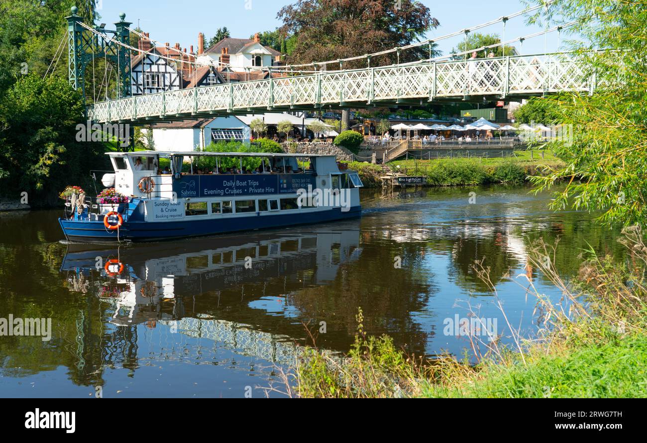 Port Hill Suspension Bridge über den Fluss Severn, Shrewsbury, Shropshire. Freizeitboot in Sabrina auf dem Fluss. Bild aufgenommen im September 2023. Stockfoto