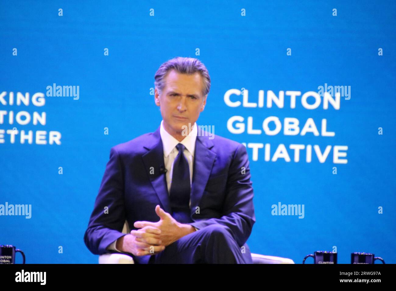 Clinton Global Initiative, Midtown Hilton, 1333 6th Ave, New York, NY 10009 USA. September 2023. Ehemalige Außenministerin Hilary Clinton im Gespräch mit Gouverneur Gavin Newsom von Kalifornien auf dem CGI-Gipfel 2023 in New York. Credit: ©Julia Mineeva/EGBN TV News/Alamy Live News Stockfoto